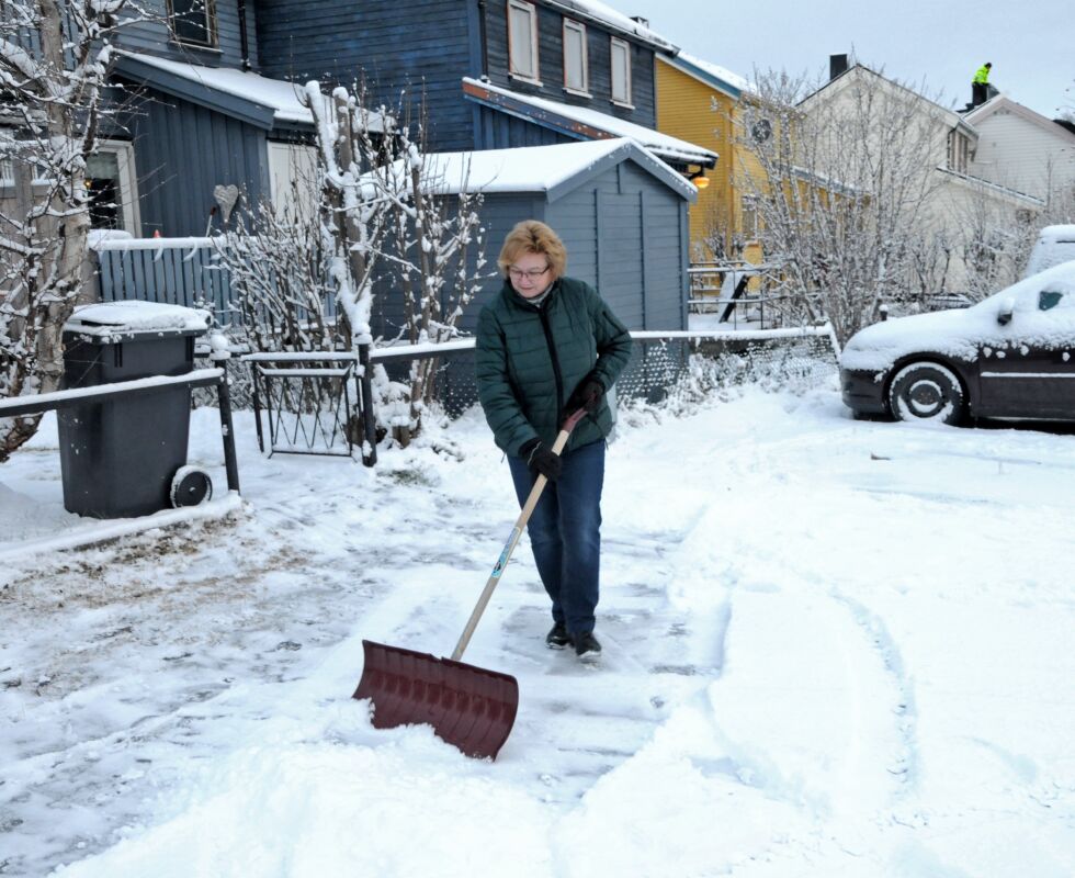 Anita Granberg koser seg når hun kan jobbe med å fjerne sne på Toppen i Kirkenes.
 Foto: Hallgeir Henriksen