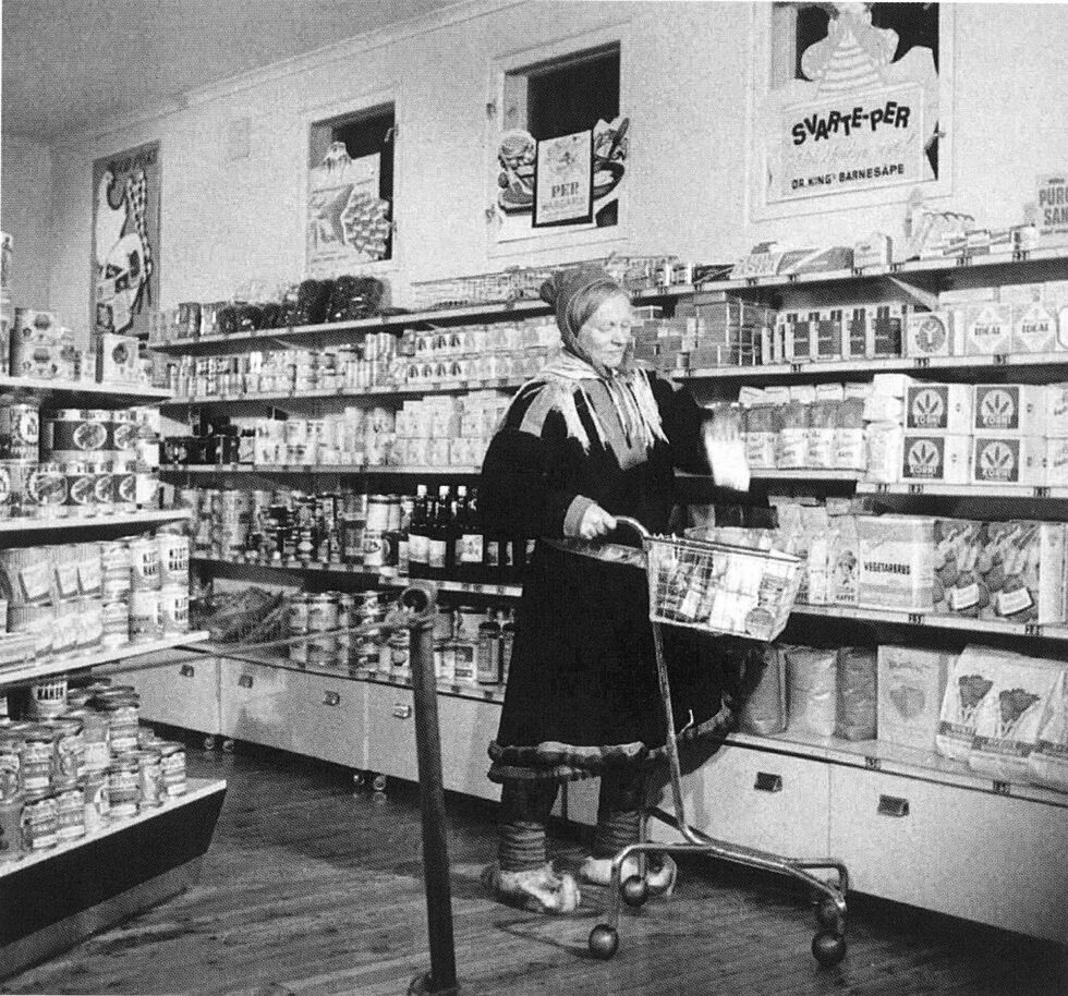 Dávvet Per Biret Susánná på handletur i Samvirkelaget i 1958. Da hadde butikken vært selvbetjeningsbutikk siden 1955.
 Foto: SVD/DSS