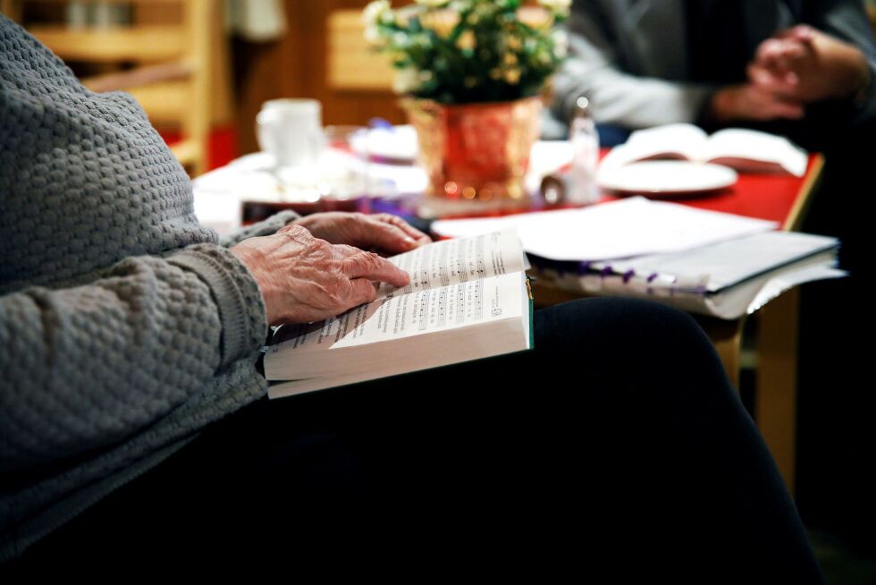 Her koser kafégjestene seg med salmer og prekener på Kafé Ro i Karasjok kirke. Foto: June Helén Bjørnback