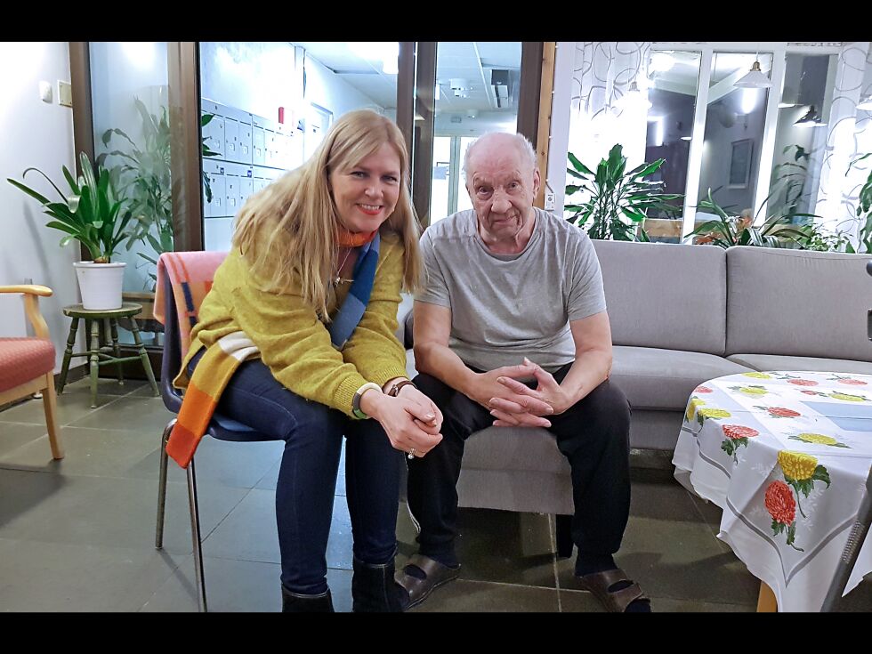 Odd Sigurd Johansen fra Indre Billefjord er stolt av at fjøset hans nå er satt opp igjen på Norsk Folkemuseum. I februar hadde han igjen besøk fra Norsk Folkemuseum, og er her foreviget sammen med Birte Sandvik.
 Foto: Petter Brendsund/Norsk Folkemuseum