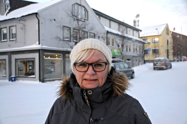 Kledd naken og sendt i glattcelle