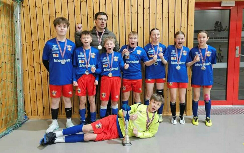 Jentene og guttene i Nordlys gikk helt til topps i 14-års miksklasse.
 Foto: FFK