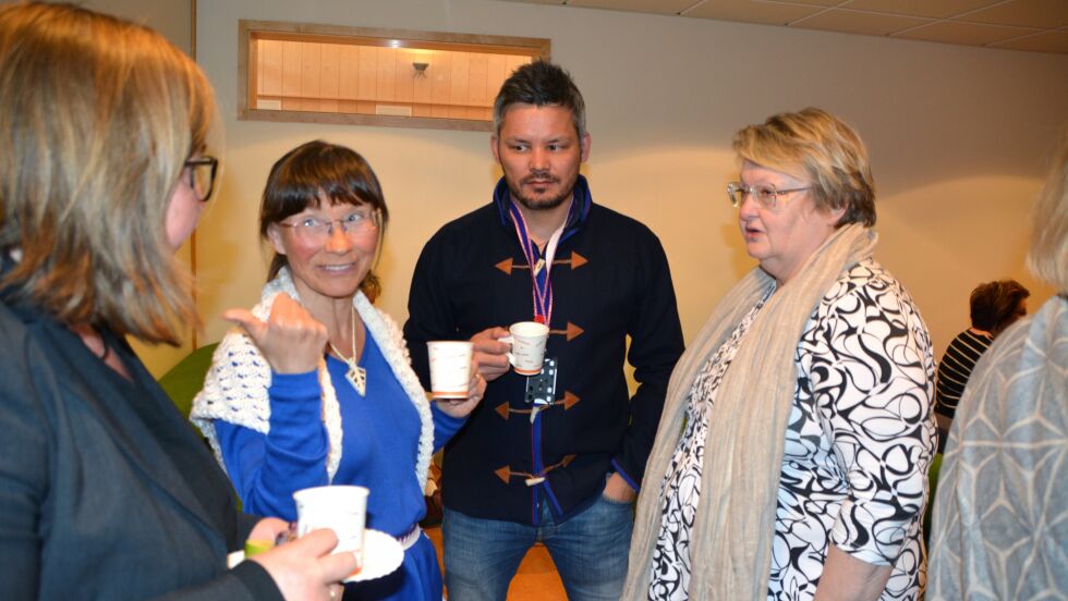 Gunvor Guttorm ved Samisk høgskole forteller om en økning i søknader til samisk lærerutdanning. Her står hun sammen med sametingsråd Lars Filip Paulsen.
 Foto: Elin Margrethe Wersland