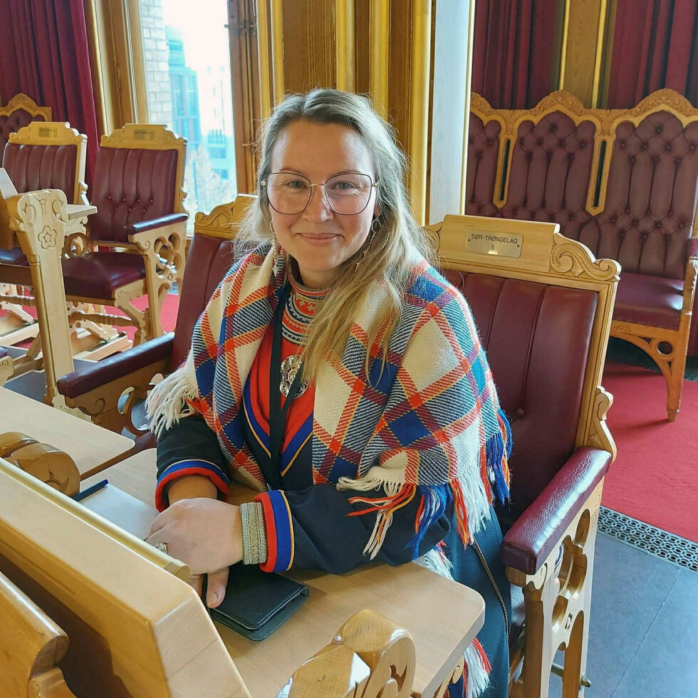 Hilde Marie Gaebpie Danielsen (SV) på taburetten sin i stortingssalen, når hun er inne som vararepresentant for SV i Sør-Trøndelag.
 Foto: Mikkel Berg-Nordlie