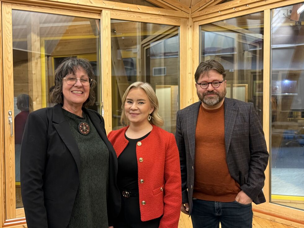 Fra venstre daglig leder Hilde Skanke ved Kvensk institutt, statssekretær Agnete Masternes Hansen (Ap), og nestleder Rune Sundelin i Ruijan kväänilitto/Norske kveners forbund.
 Foto: Oskar Melkeraaen Aas