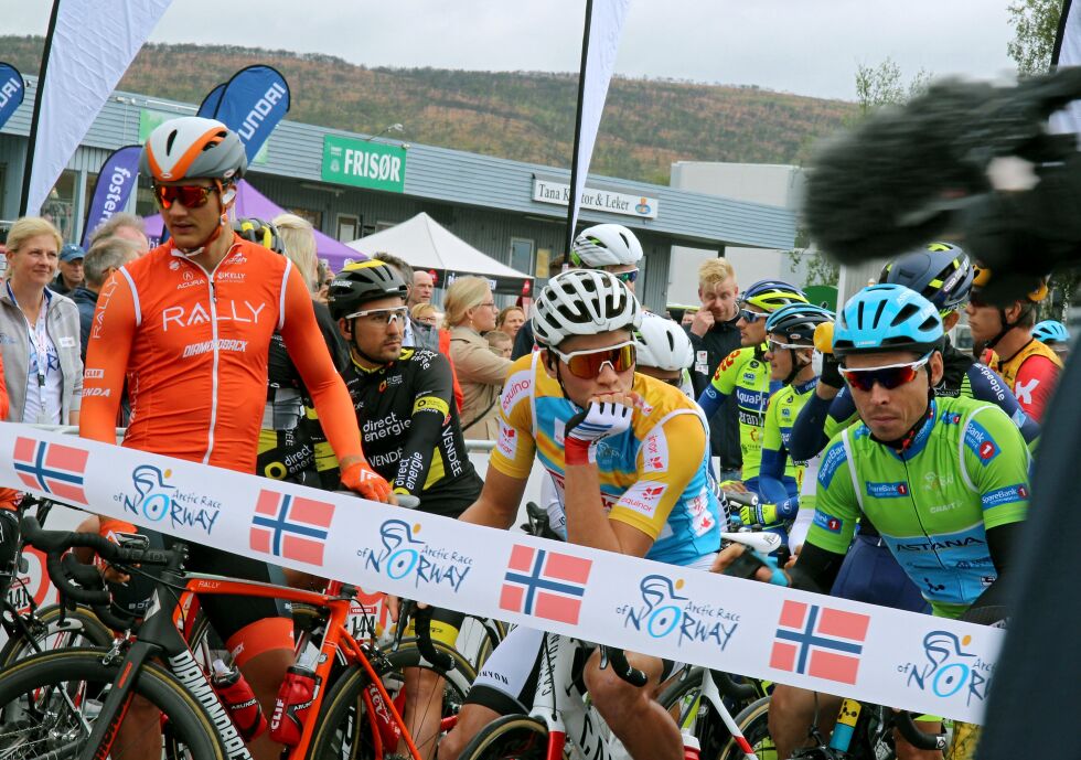 Mathieu van der Poel (avslappet i midten) vant søndag siste etappe av Arctic Race fra Kvalsund til Alta. Her fra starten i Tana fredag.
 Foto: Torbjørn Ittelin