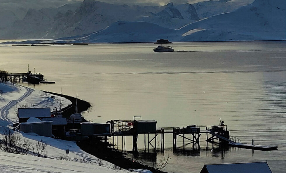 Finnmark AP bestemte i 2021 at flere av fylkets hurtigbåter skulle seile rett forbi kaier på øyer og veiløse steder. De styrende partier i dagens Finnmark fylkeskommune er enige om at hurtigbåtene skal få lov til å gå inn til kai på signal.
 Foto: Trond Olsen