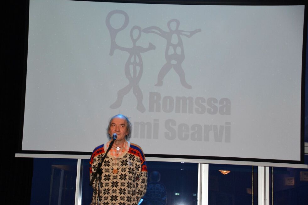 Kunstner Hans Ragnar Mathisen foran logoen til Romssa Sámi Searvi. Alle foto: Elin M. Wersland