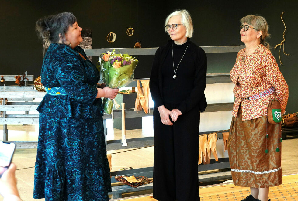 Museumsfaglig leder Hanna-Maaria Kiprianoff (til venstre) overrekker hun blomster til Venke Tørmænen (til høyre) og Irene Rasmussen. Både Matleena Fofonoff og Kjellaug Isaksen var forhindret fra å komme på åpningen.
 Foto: Yngve Beddari