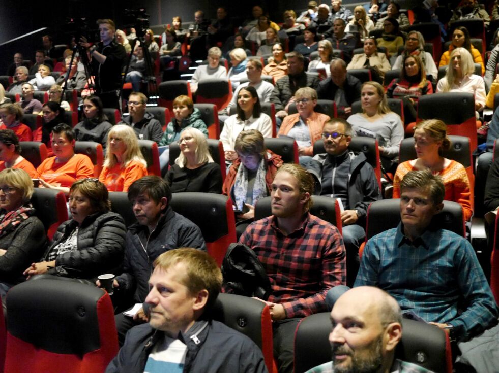 Det ble helt full kinosal i Honningsvåg under valgdebatten onsdag kveld. Igjen ble Nordkapp-saken dominerende.
 Foto: Geir Johansen