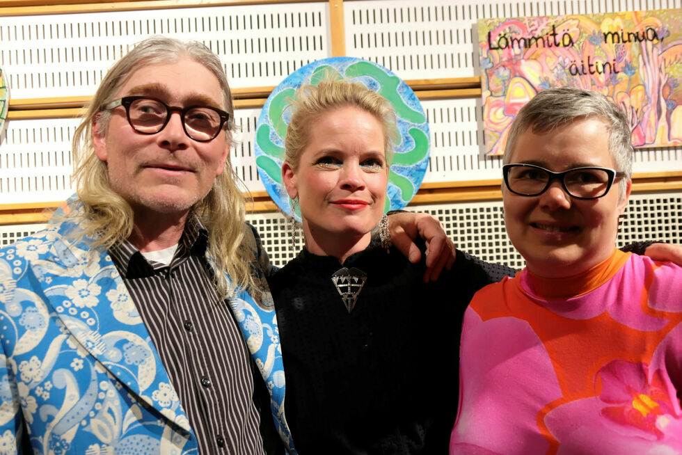 Petter Popo og Kjersti Feldt Anfinnsen var med på åpningen av galleriet med bilder av Ragnhild Margretha Taranger Krüger (til høyre).
 Foto: Bjørn Hildonen