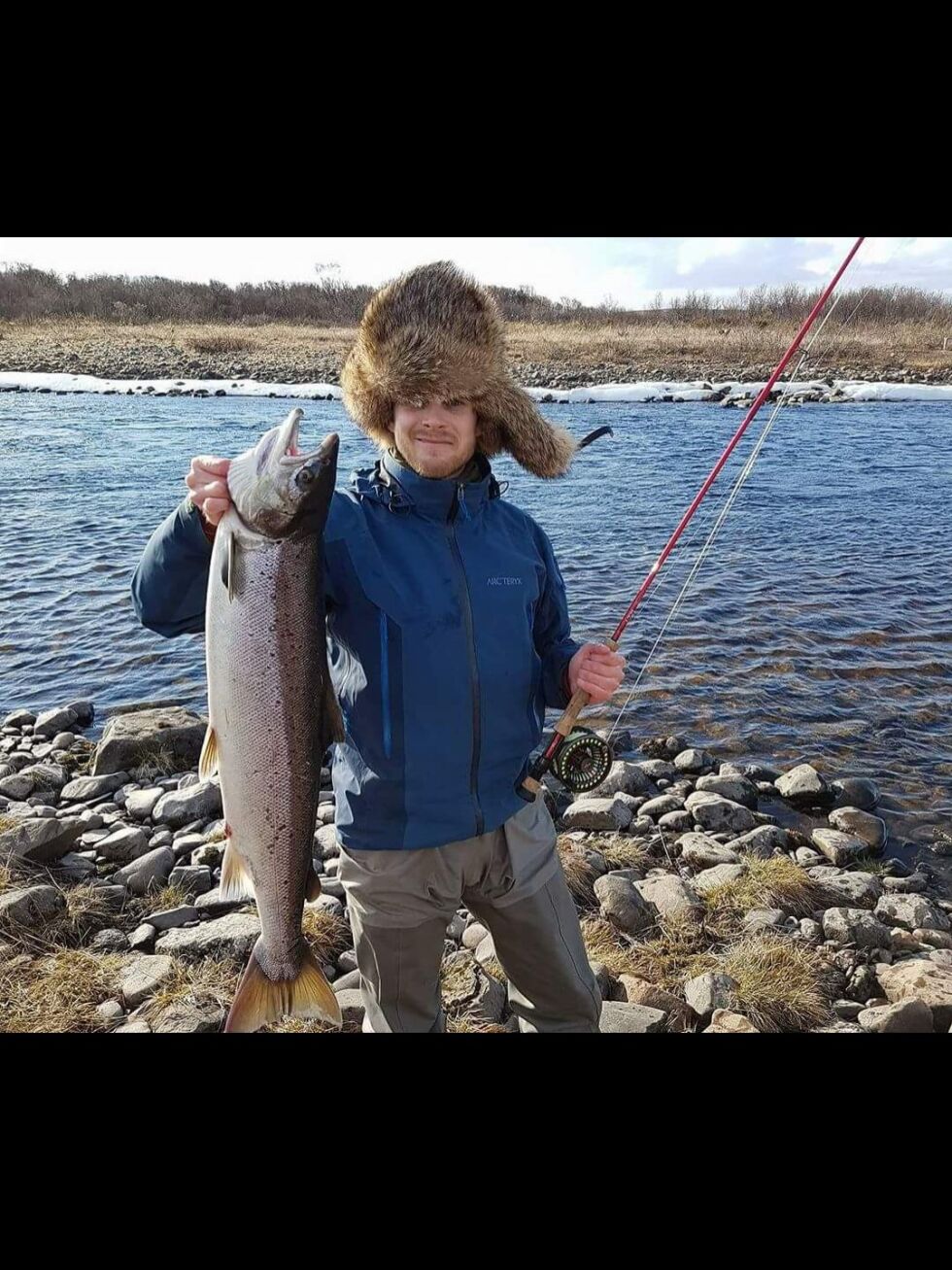FIKK TO: Thomas Wickstrøm tok årets første laks i Jakobselva klokka 05.45 torsdag morgen. Et par timer senere tok den erfarne laksefiskeren laks nummer to.
 Foto: Privat