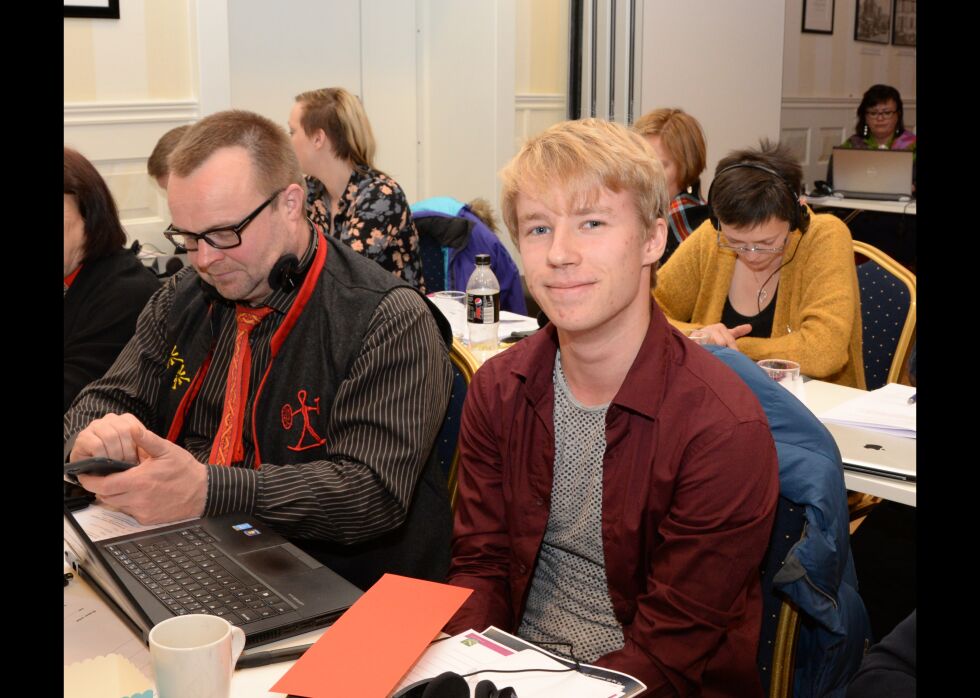 Nikolai Bjørn Akselvoll er fornøyd med programformulering. Til venstre sitter Jørn Are Gaski som har topplasseringen for Ap i Sør-Norge, mens Akselvoll har tredjeplassen.