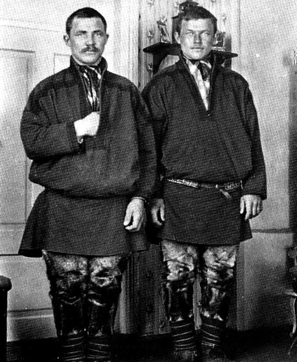 Herrene Johan Rasmussen Bær (Rástuš Juhán) og Hans Amundsen Sollien (Ámmun Hánsa) fotografert av Anna Næss/Oscár Ánná
 Foto: Anna Næss