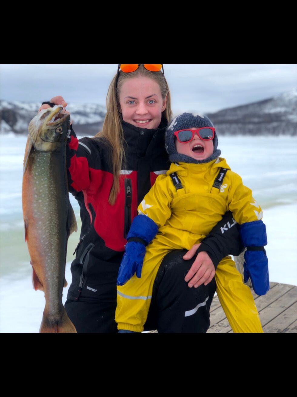 Rett nedenfor hytta i Jarfjord fikk Helene Rist, her med sønnen Gabriel, ei flott røye på hele 1,66 kilo.
 Foto: Marianne Rist