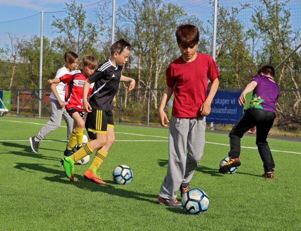 Påfyll av fotball for unge jenter og gutter