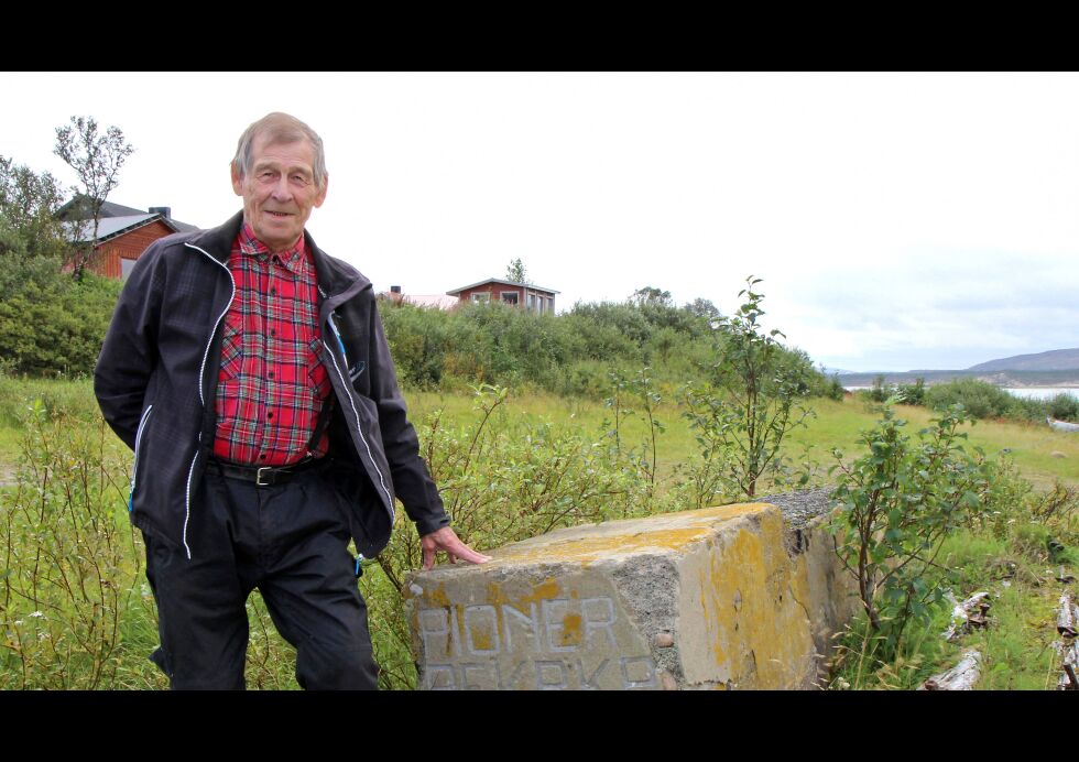 Ingvald Ravna håper noen tar ansvar for å ta vare på fundamentet til den aller første brua over Tanaelva. Restene ligger ved elvebredden i Østre Seida.
 Foto: Torbjørn Ittelin