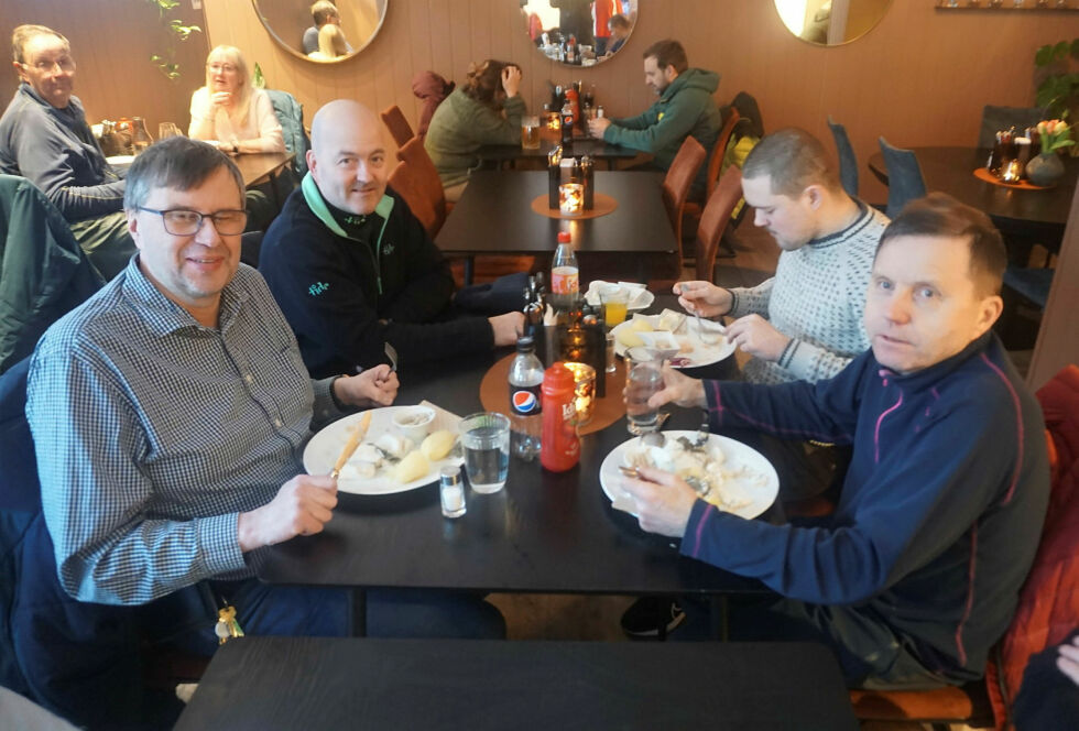 Gleden var stor da de fire mølje-elskere endelig fikk favorittretten på tallerkenen på Arctic Sans sist onsdag. Fra venstre Raymond Elde, Kjell Bendik Pedersen, Sander Pedersen og Steinar Amundsen.
 Foto: Geir Johansen