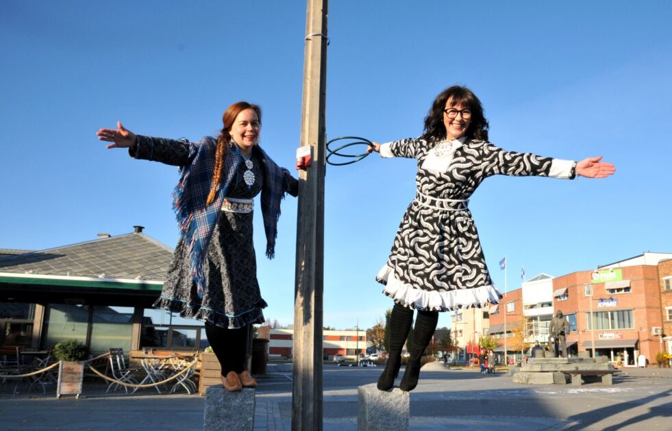 Lørdag 26. oktober skal det arrangeres Fashion show og catwalk med samiske designere på Amfi i Alta. – Her ønsker vi å vise frem alle de fine koftene som finnes i området. Har du lyst å vise frem din kofte, spør Ann-Merete Solbakken og Marit Hætta Øverli. Over ti ulike arrangement står på plakaten under Alta samiske språkuke
Foto: Rita Heitmann