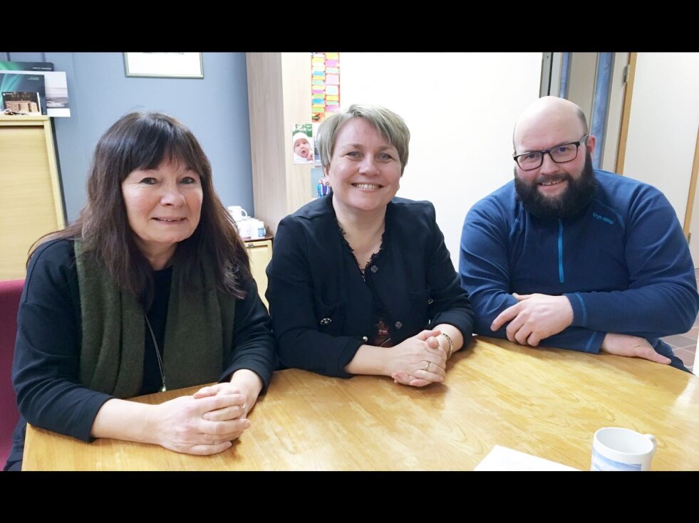 Sylvi Johnsen (SV), Aina Borch (Ap) og Jon Nikolaisen (Sp) presenterte onsdag sin løsning på den økonomiske krisa i Porsanger kommune.
 Foto: Sonja E. Andersen