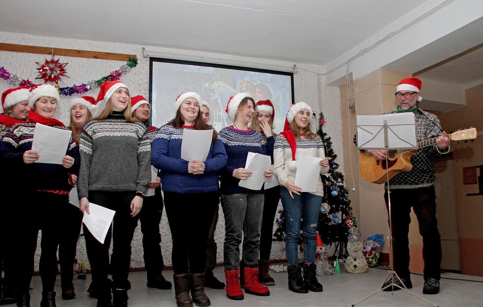 Folkehøyskoleelevene sang både den norske og engelske versjonen.
 Foto: Yngve Beddari