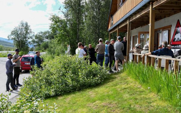Håpefulle fiskere strømmer til for trekning av fiskekort