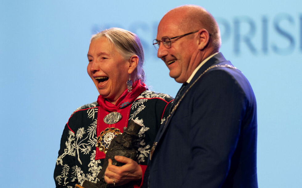 En lykkelig prisvinner på podiet.
 Foto: Morten Bjerk