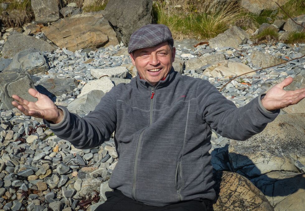 Johan Anders Bær føler seg like mye hjemme i fjæra på Magerøya som i Karasjok. Lørdag 17. september holder han og musikerne hans konsert i Honningsvåg kino i regi av Nordkapp filmfestival
 Foto: Geir Johansen