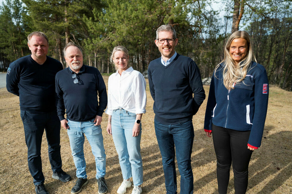 Her ser vi deler av det nye kretsstyret med Roger Finjord (fra venstre), Per Oskar Andersen, Jeanette Emdal og Thomas Darell, sammen med Sigrid Snuggerud som er medlem av styret i Norges Skiforbund.
 Foto: Finnmark skikrets