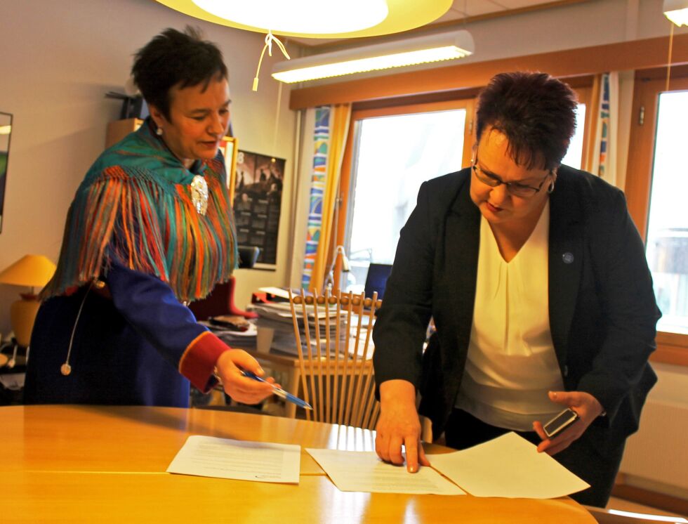Fylkesordfører Ragnhild Vassvik og Kolarctics programsjef Riikka Oittinen signerte samarbeidsavtalen.
 Foto: Kolarctic