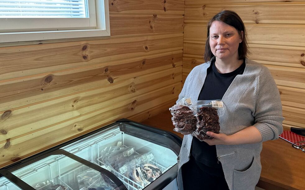 Sini Länsman-Semenoff holder her opp vakuumpakket reinskav, som er laget av stek og bog.
 Foto: Hallgeir Henriksen
