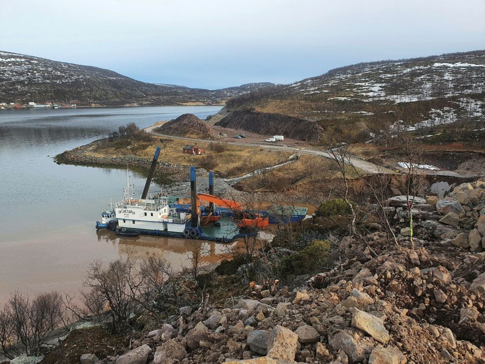 Ons­dag var mud­rin­gen fer­dig i Stein­vi­ka i Smal­fjord og sam­me et­ter­mid­dag star­tet man med å fylle stein ned i sjø­en.
 Foto: Tom Hardy