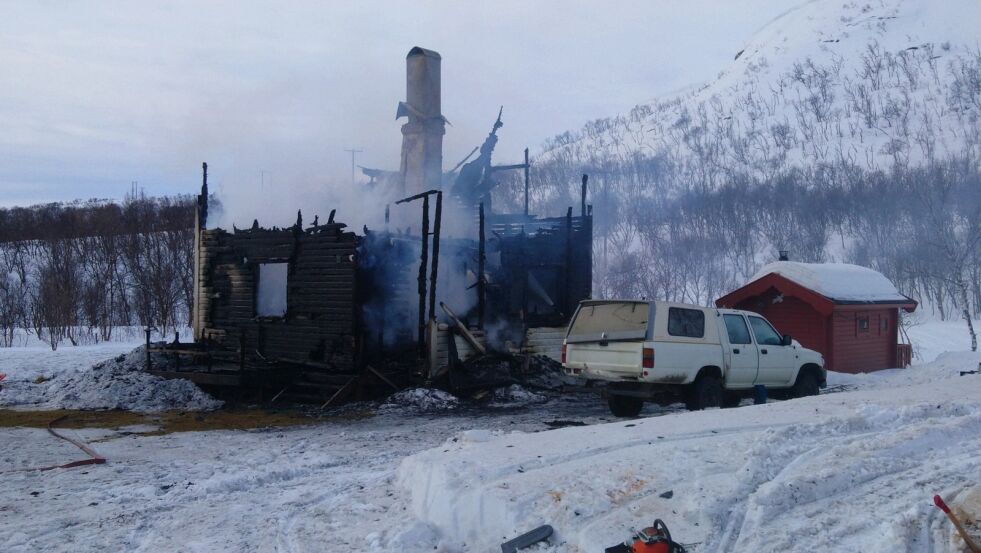 Dette gamle bolighuset, nå med status som fritidsbolig, i utkanten av Bugøyfjord mot vest, brant helt ned etter at det ble påtent. En mann i 50-åra er foreløpig sikta etter mordbrannparagrafen. Tre familiemedlemmer befant seg inne i huset da det begynte å brenne, men kom seg ut for egen hånd.
 Foto: Privat