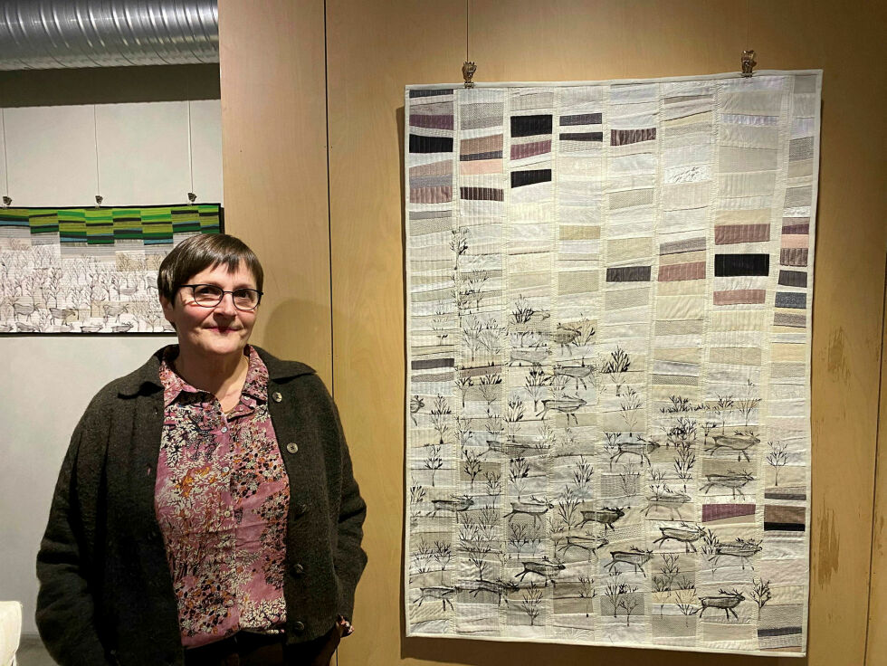 Britt Inger Berntsen produserer tekstilkunst fra studioet hjemme.
 Foto: Emil Olai Danielsen