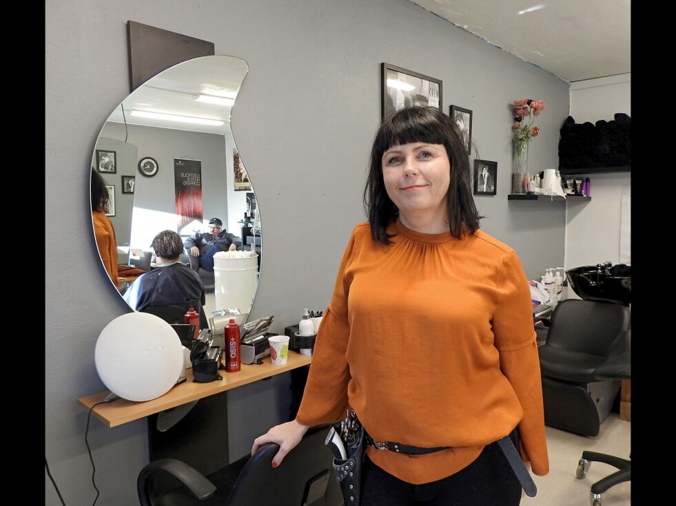 Innehaveren til Stussen frisør i Lakselv, Trine Hansen, reiser til Kjøllefjord for å klippe, farge og stripe, en gang i måneden, i tillegg til å ta seg av sine kunder hjemme i Lakselv.
 Foto: Kristin Marie Ericsson