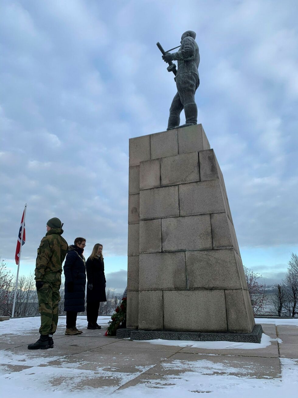 Ordfører Lena Norum Bergeng og attaché Anna Lenchuk ved den russiske føderasjons generalkonsulat i Kirkenes la ned hver sin krans etter å ha holdt sine taler.
 Foto: Harald Sørensen/Sør-Varanger kommune