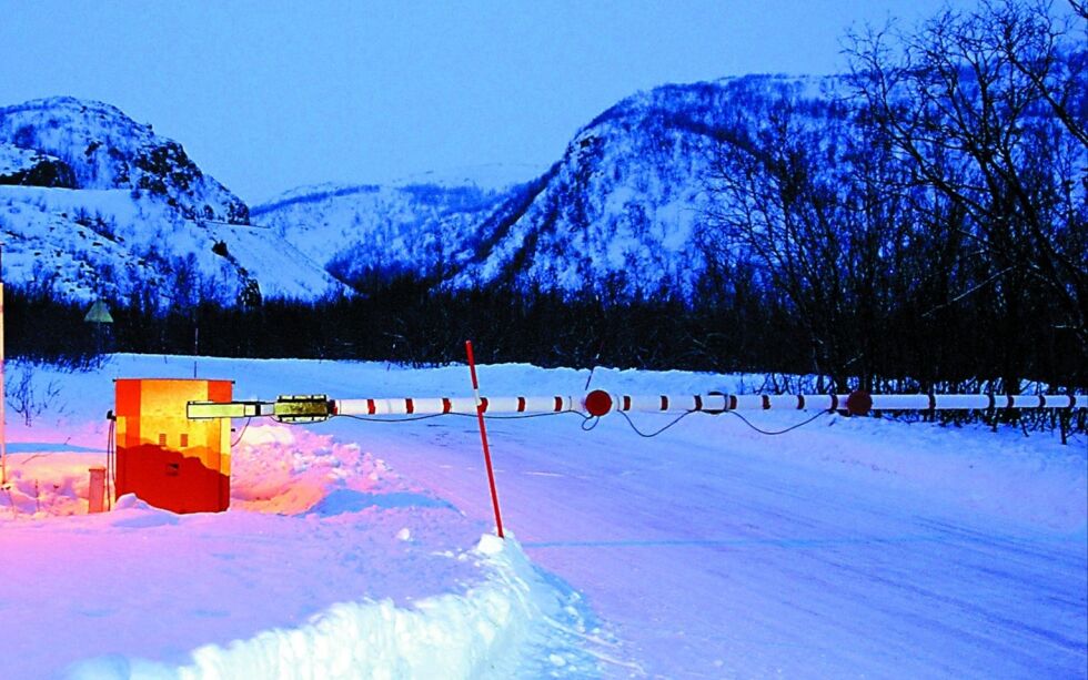 Fylkesvei 98 over Ifjordfjellet er blant de mange stengte veier i nord.
 Foto: Erik Brenli
