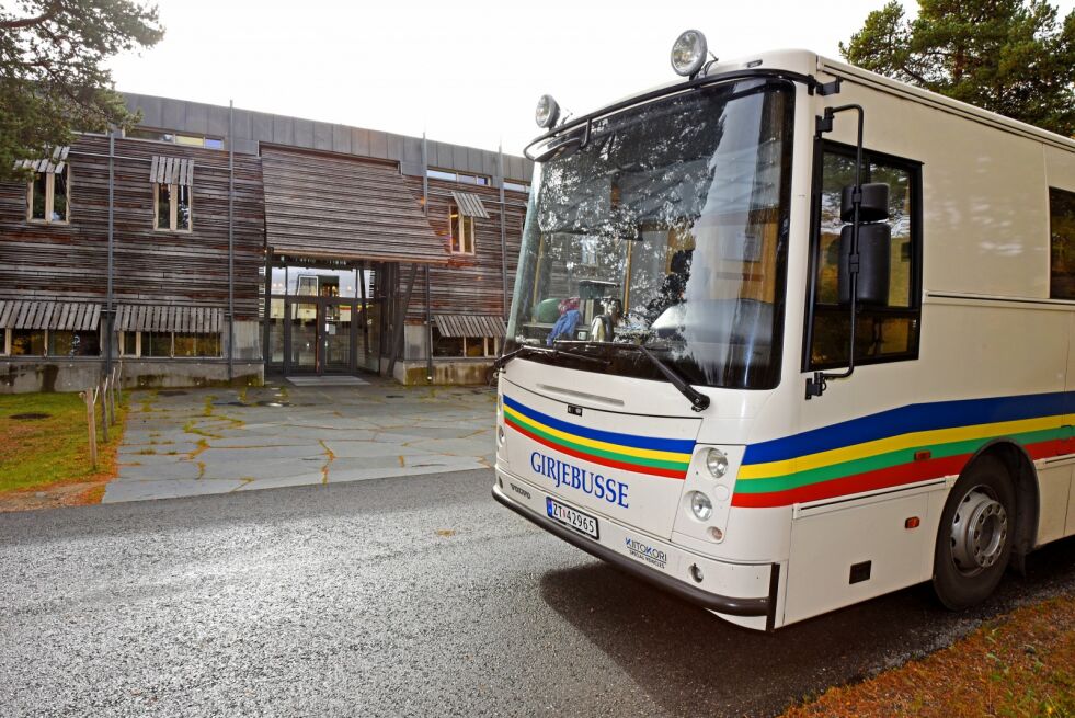 Bok­bus­sen Kar­as­jok - Uts­jok - Pors­ang­er tak­ker for seg fra nytt­år et­ter 30 års drift.
 Foto: Lars Birger Persen
