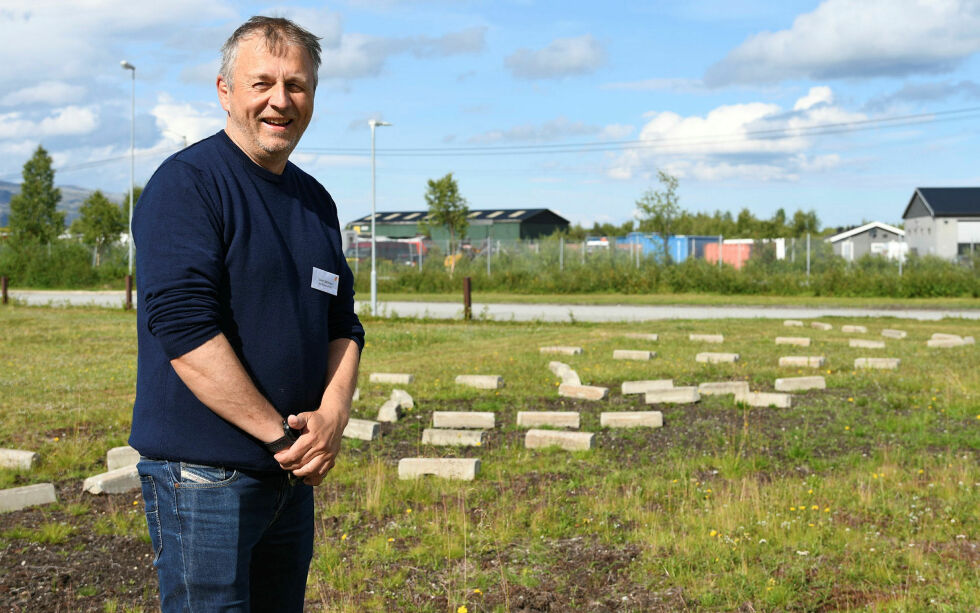 Svein Sjøveian bestemte seg for å lage noe ut av de gamle kantsteinene.
 Foto: Irene Andersen