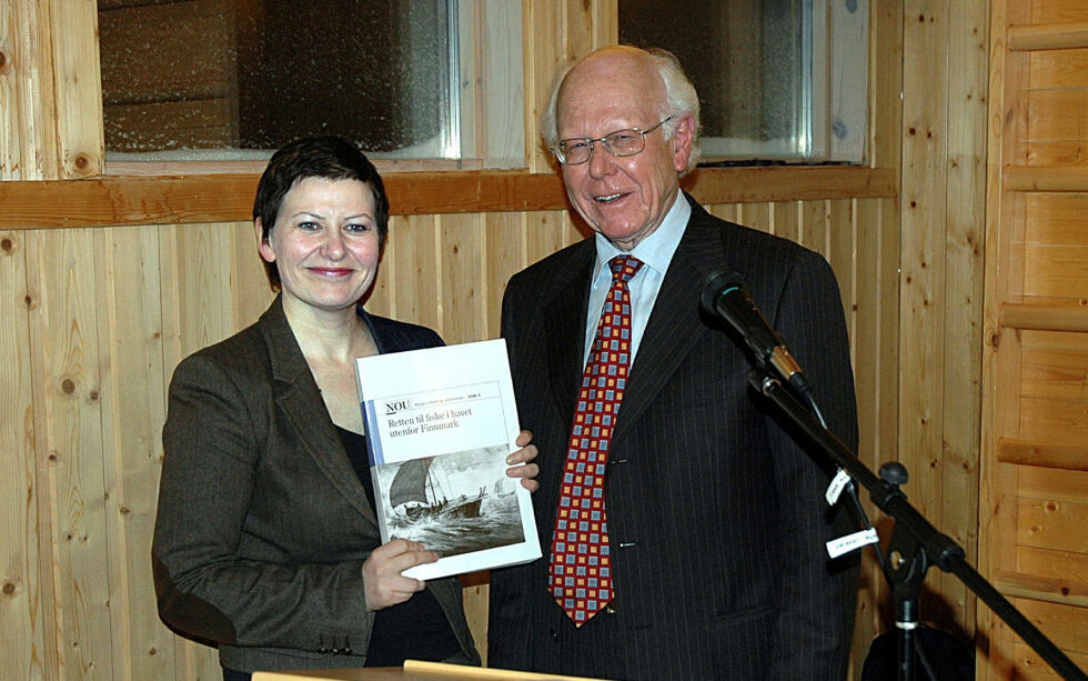 Daværende fiskeriminister Helga Pedersen mottar NOU 2008:5 «Retten til fiske i havet utenfor Finnmark» fra Kystfiskeutvalgets leder Carsten Smith. Begivenheten skjedde i statsrådens hjembygd Vestertana den 18. februar 2008.
 Foto: Tom Hardy