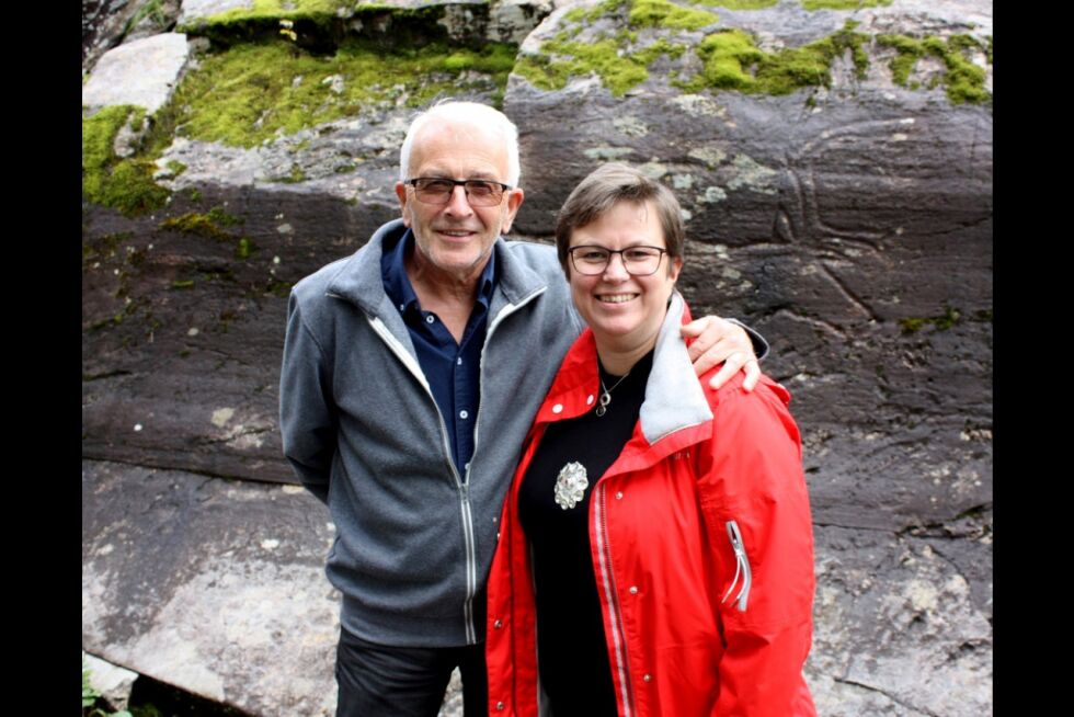 Birgitta Fossum (Saemien Sijte) og Odd Bratberg (Bølabua) er tilfreds med at førstnevnte institusjon skal overta driften av Bølabua, som står nært opptil helleristningsfeltet ved Snåsavatnet.
 Foto: Saemien Sijte