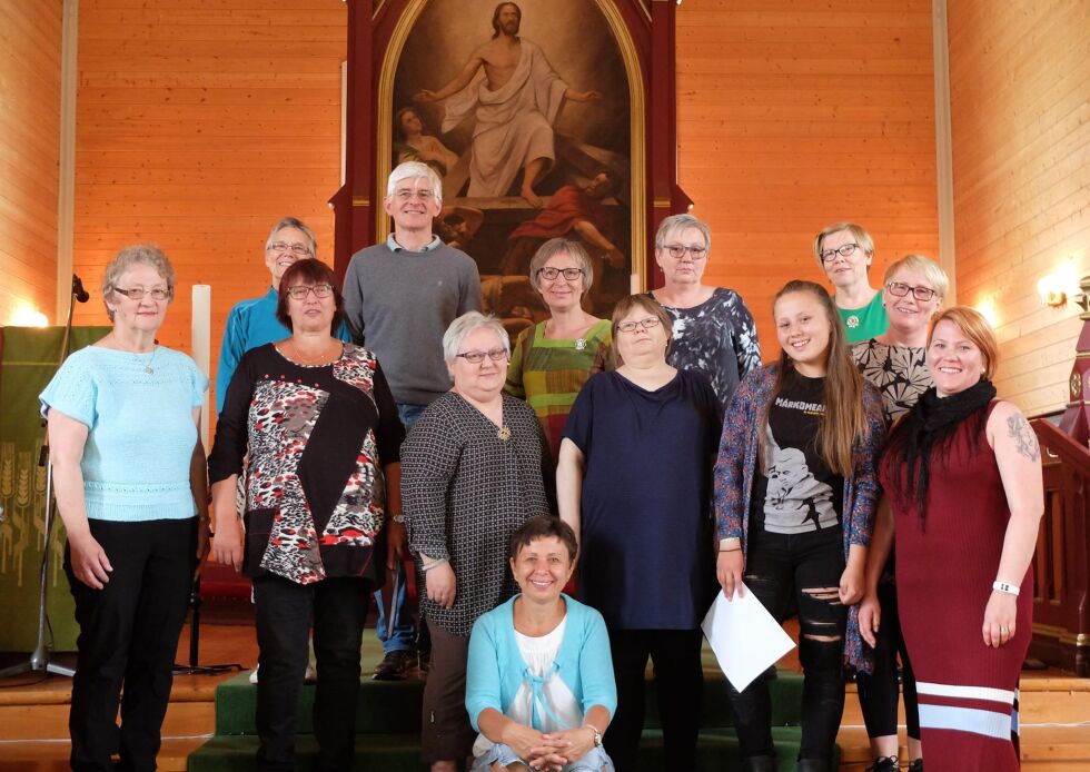 Sangruppa Várdobiegga. Foran sittende dirigent Ekaterina Amundsen. Anja Storelv foran til høyre. Bildet er tatt under øvelsen sist helg.
 Foto: Maria Daniel-Rash