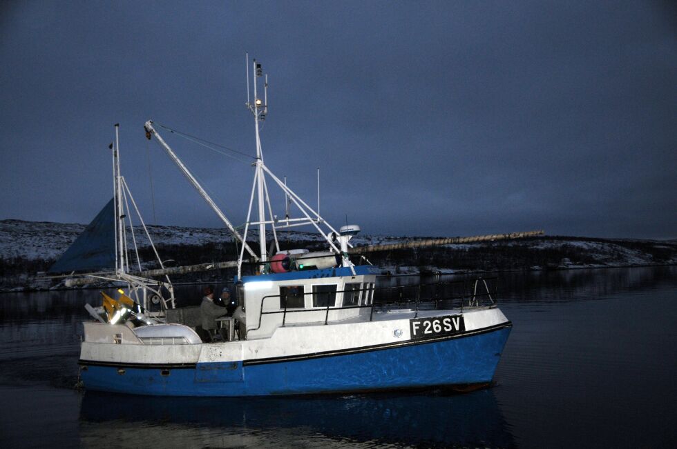 Sjøveien ble etter nøye vurdering løsninga på frakta ev den tolv meter lange flaggstanga til Jarfjord
 Foto: Hallgeir Henriksen