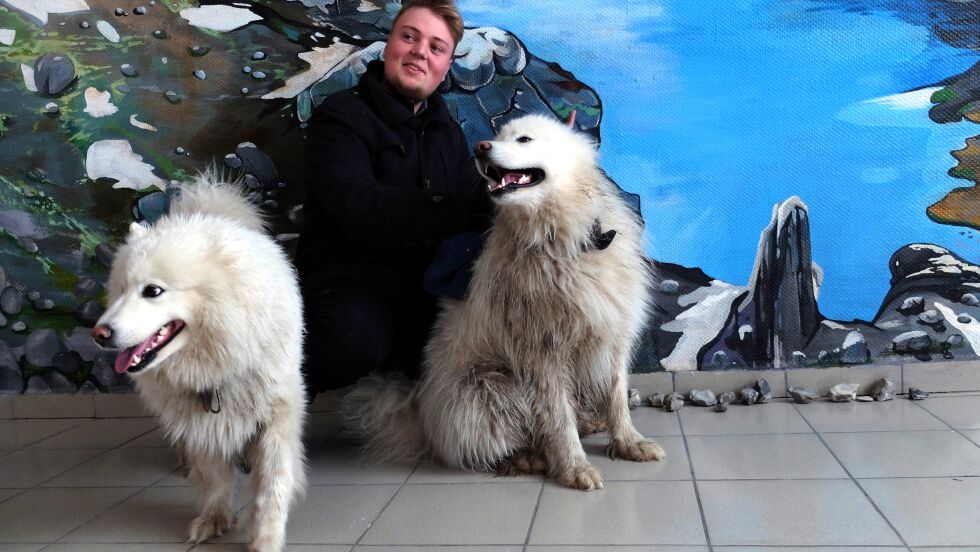 Besøk på Arctic tourist center, samojedhundene tok vel imot Einar.
 Foto: Øyvind Krabberød