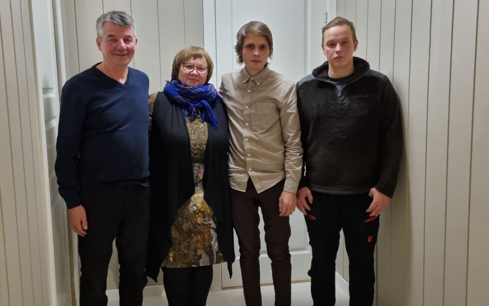 Distriktene samler seg mot vindkraft, her fra venstre Per John Aslaksen Anti (leder for Spierttagáisá reinbeitedistrikt 14A), Ellinor Guttorm Utsi (sekretær for Čorgašnjárga reinbeitedistrikt 9, Geir Ánde Gaup (leder for Lágesduottar reinbeitedistrikt 13) og Máhtte Ásllat Eira (leder for Spierttanjárga reinbeitedistrikt 14).
 Foto: privat