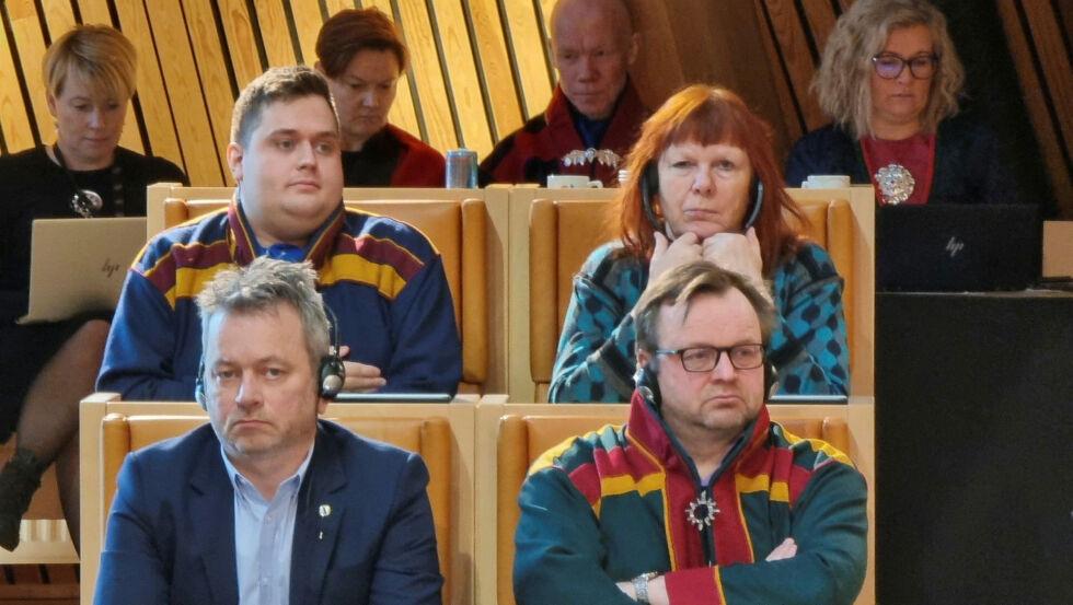 Ulf Tore Johansen (Nkf), fremst til venstre, søkte om permisjon og fikk bryskt avslag. Her på Sør-Norgesbenken i plenumssalen, sammen med Piera Heaika Muotka (NSR), Ann-Elise Finbog (SfP) og Jørn Are Gaski (uavh.)
 Foto: Steinar Solaas
