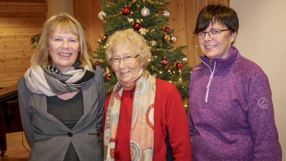 Tordis Johansen (i midten) har sunget i Honningsvåg damekor siden i 1954. Lill Tove Andreassen (48, til høyre) var yngst av de som var på siste korøving. Tone Lorentzen (til venstre) har vært dirigent for Honningsvåg damekor i 30 år.
 Foto: Geir Johansen