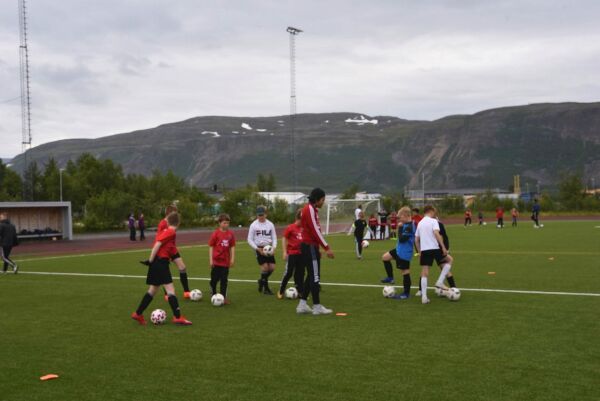 Lek og samarbeid på fotballskole