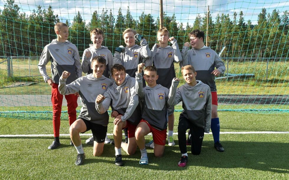 En glad gjeng som er spent på Norway Cup i slutten av juli. 
Bak fra venstre: Nils Mathias Boine, Christian Biti, Odd Ánde Anti, Felix Mäki-Helander, Aslak Nils Appfjell Eira. 
Foran: Marius Solbakken, Daniel Ailo Sakshaug Bær, Lásse Biehttár Sara Anti, Tobias Solbakken.
 Foto: Lova Vassli Hilanmo