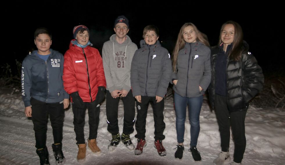 Disse unge idrettsutøverne fra Tana og Nesseby er tatt ut til å representere Team Sápmi under langrennsøvelsene i Arctic Winter Games i Canada i mars. Fra venstre Iver Thude Petterson (13) fra IL Ilar, Henda Dikkanen (15) fra IL Ilar, Petter Dervola Johansen (14) fra Deanu Searat, Julius Riel-Saua (15) fra IL Ilar, Anna Katja Heiberg (15) fra Deanu Searat og Elen Kristine Petterson (15) fra IL Ilar.
 Foto: Charles Petterson